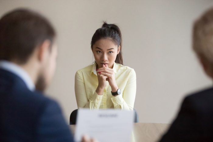Entretien d’embauche : 15 Questions à poser aux recruteurs Image d'une candidate stressée à cause d'une question d'entrevue