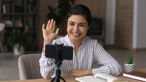 Voici toutes les astuces qui vous permettront de créer un CV vidéo et de vous démarquer auprès des employeurs. Exemples et guide complet.